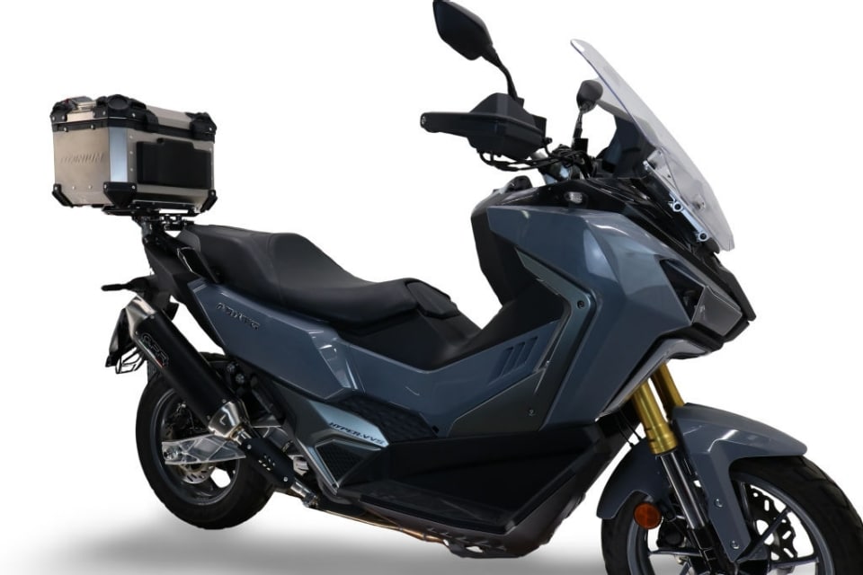 GPR a EICMA 2025: scarichi per maxiscooter e bauletti in titanio